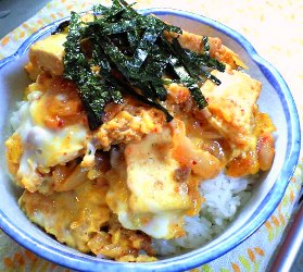 キムチと厚揚げのそぼろ親子丼レシピ