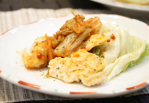 今日のキムチ料理レシピ：鶏肉とキムチのレンジ蒸し