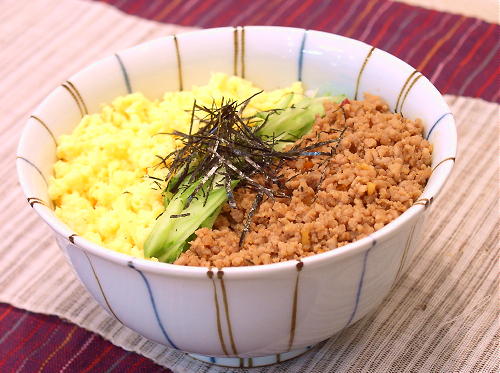 ピリ辛豚挽き肉の三色丼レシピ