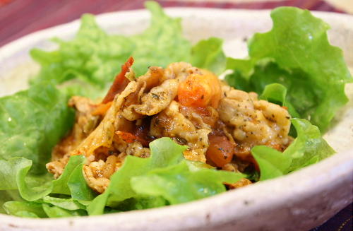 今日のキムチ料理レシピ：豚肉とトマトのキムチバジル焼き