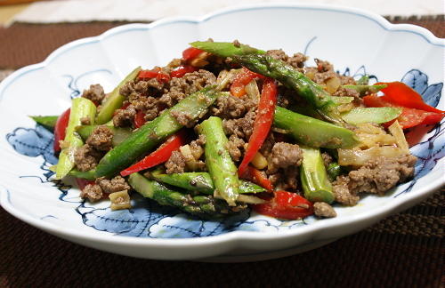 今日のキムチ料理レシピ：アスパラのキムチひき肉炒め