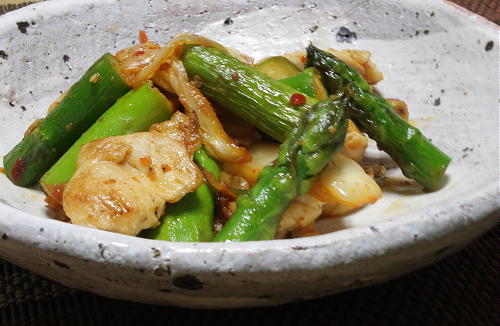 今日のキムチ料理レシピ：鶏肉とアスパラのキムチ炒め