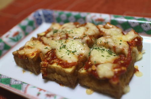 今日のキムチ料理レシピ： 厚揚げピリ辛味噌チーズ焼き