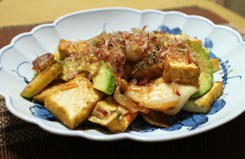 今日のキムチ料理レシピ：アボカドと厚揚げのキムチ炒め