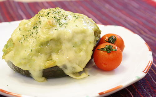 今日のキムチ料理レシピ：アボカドとキムチのチーズ焼き