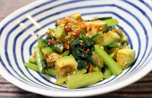 今日のキムチ料理レシピ：アボカドと小松菜のピリ辛胡麻和え
