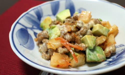 今日のキムチ料理レシピ：アボカドキムチ納豆のマヨ和え