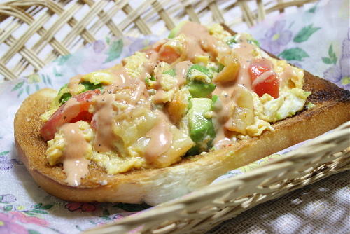 今日のキムチ料理レシピ：アボカド卵キムチトースト