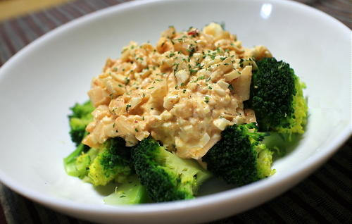 今日のキムチ料理レシピ：ブロッコリーのキムチ卵サラダ