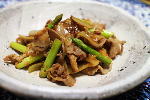 今日のキムチレシピ：アスパラと豚肉のキムチ生姜炒め