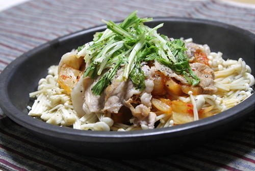 今日のキムチ料理レシピ：えのきと豚肉とキムチのレンジ蒸し