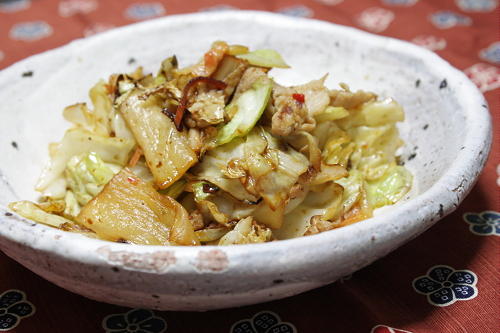 今日のキムチ料理レシピ：キャベツと豚肉のキムチ塩麹炒め