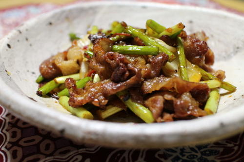 今日のキムチ料理レシピ：ニンニクの芽と豚肉のキムチ炒め