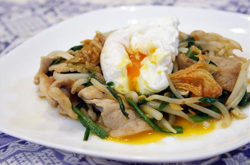 今日のキムチ料理レシピ：豚野菜キムチ炒めの卵のせ