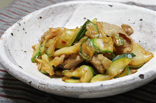 今日のキムチ料理レシピ：豚肉とズッキーニのキムチ生姜焼き