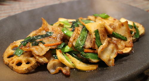今日のキムチ料理レシピ：豚肉とレンコンとキムチの胡麻味噌炒め