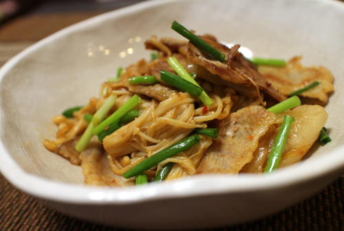 今日のキムチ料理レシピ：豚肉とえのきのキムチ炒め