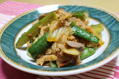 今日のキムチ料理レシピ：豚肉ときゅうりとキムチの炒め物