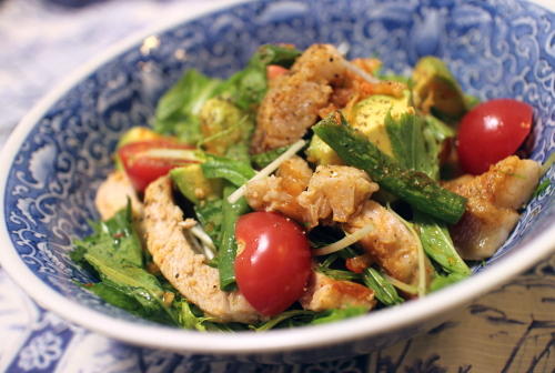 今日のキムチ料理レシピ：豚肉とアボカドのキムチサラダ