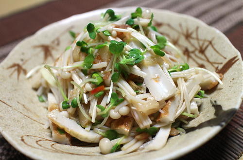 今日のキムチ料理レシピ：エノキとちくわの梅キムチ和え