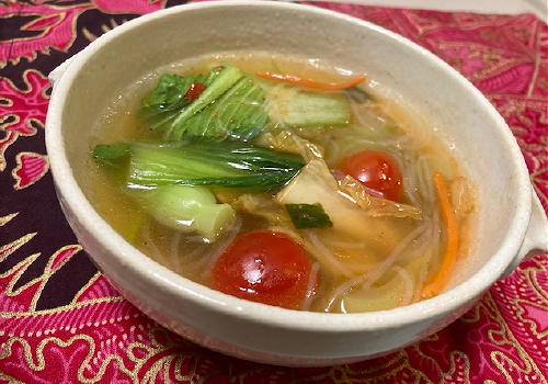 今日のキムチ料理レシピ：青梗菜とキムチの春雨スープ