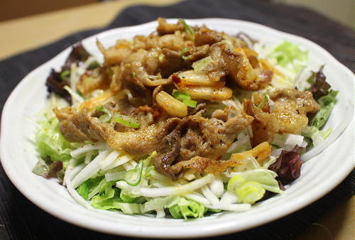 今日のキムチレシピ：カレー風味の豚キムチサラダ仕立て