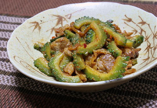 今日のキムチ料理レシピ：豚肉とゴーヤの味噌キムチ炒め