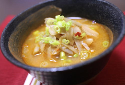 今日のキムチ料理レシピ：ゴボウとキムチの味噌汁
