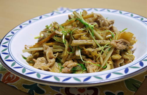 今日のキムチ料理レシピ：ごぼうとセロリの甘辛炒め