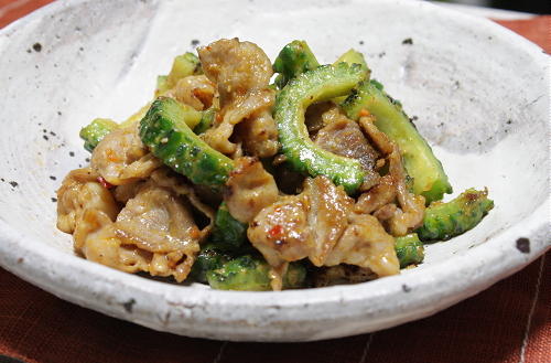 今日のキムチ料理レシピ：ゴーヤと豚肉のピリ辛味噌炒め