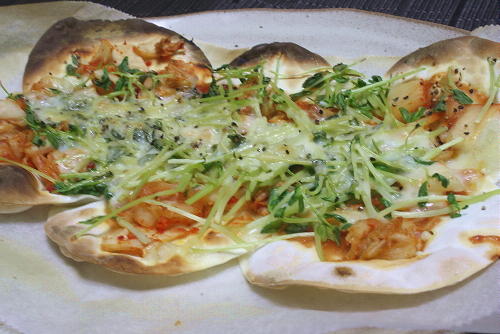今日のキムチ料理レシピ：豆苗キムチの餃子ピザ