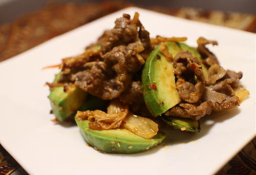 今日のキムチ料理レシピ：牛肉とアボカドのキムチマヨ炒め