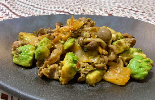 今日のキムチ料理レシピ：牛肉とアボカドとキムチのウスターソース炒め