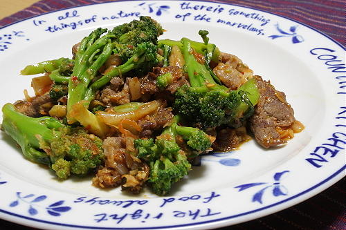 今日のキムチ料理レシピ：牛肉とブロッコリーのキムチ炒め