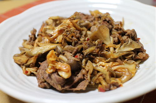 今日のキムチ料理レシピ：牛肉とキノコのキムチ炒め