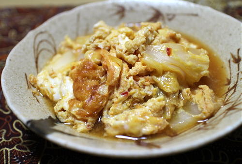 今日のキムチ料理レシピ：白菜と油揚げのピリ辛卵とじ