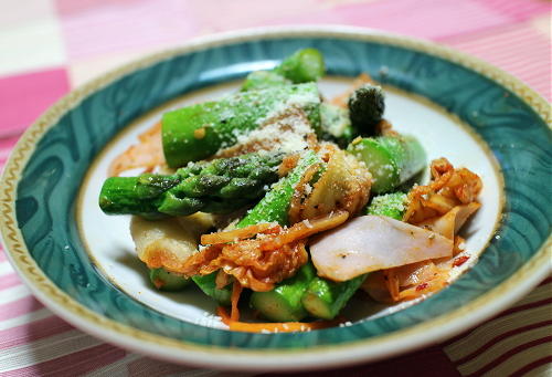 今日のキムチ料理レシピ：アスパラとハムのキムチ炒め