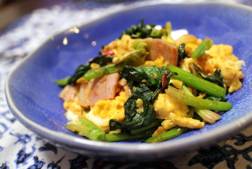 今日のキムチ料理レシピ：ほうれん草と卵のキムチ炒め