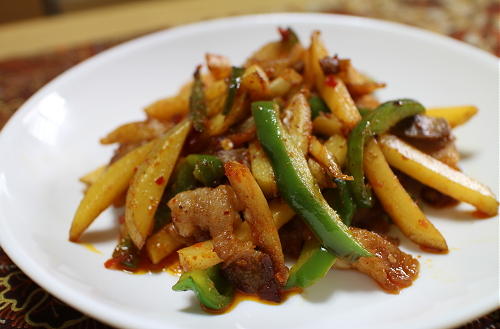 今日のキムチ料理レシピ：じゃがいもと豚肉のピリ辛みそ炒め