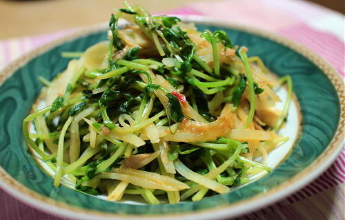 今日のキムチ料理レシピ：ジャガイモと豆苗のツナキムチ炒め