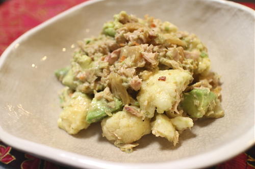 今日のキムチ料理レシピ：アボカドとカリフラワーのツナキムチサラダ