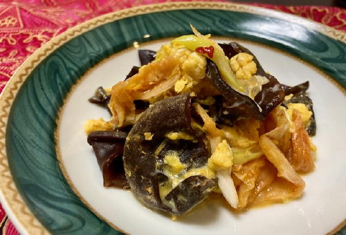 今日のキムチ料理レシピ：きくらげとキムチの卵炒め