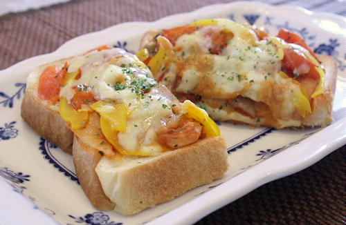 今日のキムチ料理レシピ：キムチとトマトのバジルトースト