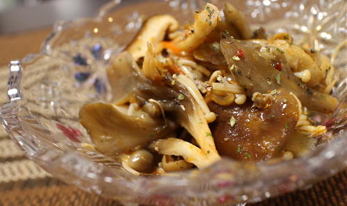今日のキムチ料理レシピ：キノコのピリ辛ハーブマリネ