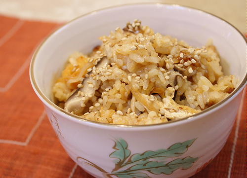 今日のキムチ料理レシピ：味噌バター風味のきのことキムチの炊き込みご飯