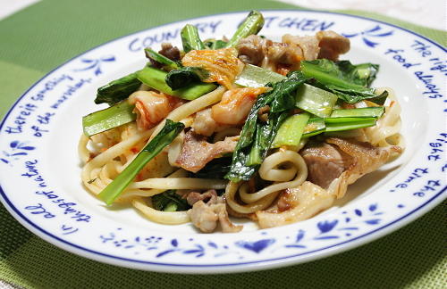 今日のキムチ料理レシピ：小松菜とキムチの焼きうどん