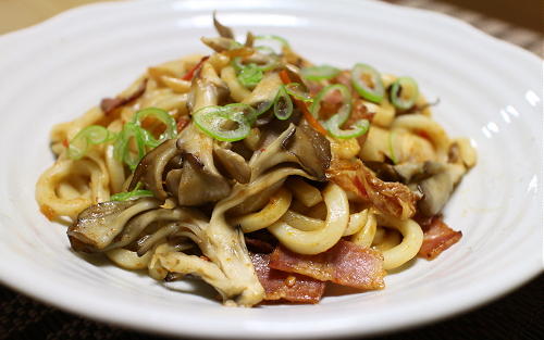 今日のキムチ料理レシピ：まいたけのキムチ焼きうどん