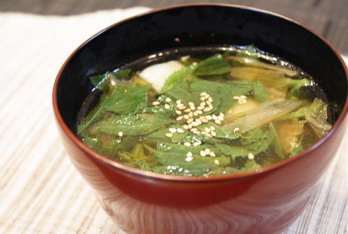 今日のキムチ料理レシピ：モロヘイヤとキムチのスープ