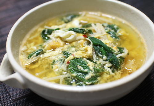 今日のキムチ料理レシピ：モロヘイヤとキムチのスープ