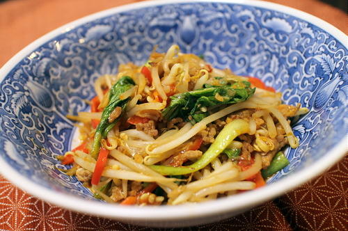 今日のキムチ料理レシピ：もやしと彩野菜のピリ辛ひき肉炒め